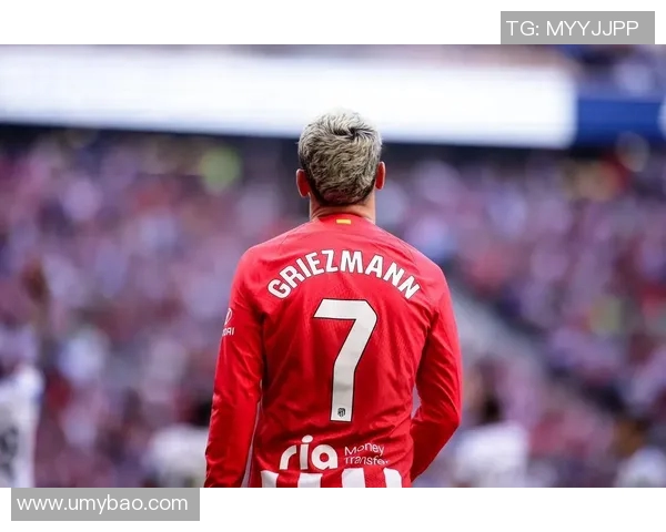 足球明星背影展现优雅踢球姿态的女性魅力与力量